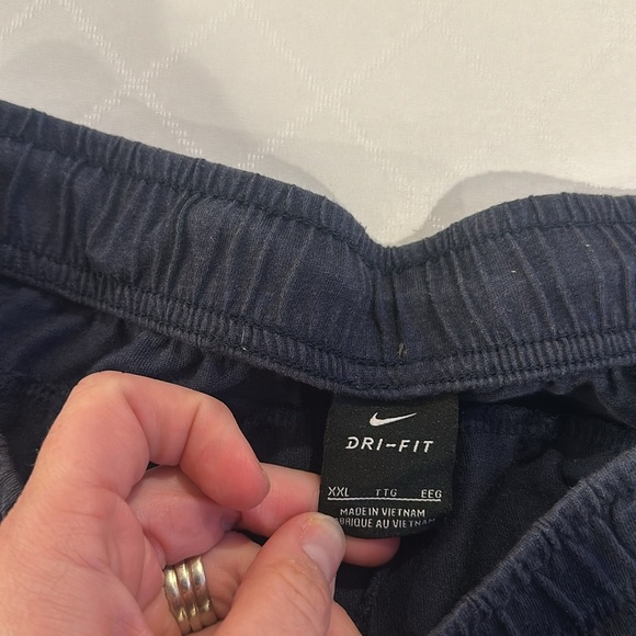 Nike men’s cotton training Shorts Pockets XXL EUC - Picture 3 of 4